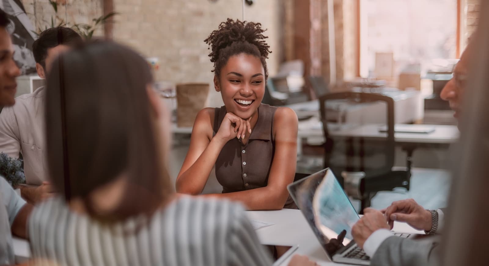 Grupo de pessoas reunidas Grupo de pessoas reunidas